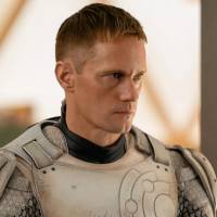 Alexander Skarsgård es el protagonista de Murderbot. FOTO: Cortesía Apple TV+
