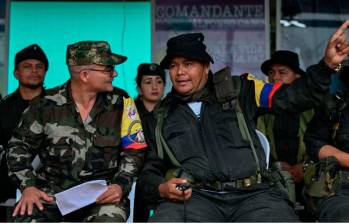 Aunque “Iván Mordisco” (izquierda) y “Calarcá” son enemigos, los frentes que regentan ejercen estrategias de control social a las comunidades muy similares. FOTO: ARCHIVO.