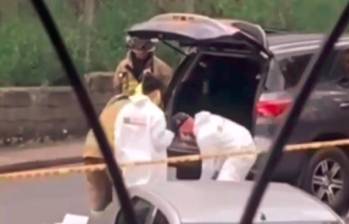 Dentro de esta camioneta, las autoridades encontraron el cuerpo sin vida de un hombre en el barrio Tricentenario, noroccidente de Medellín. FOTO: CORTESÍA