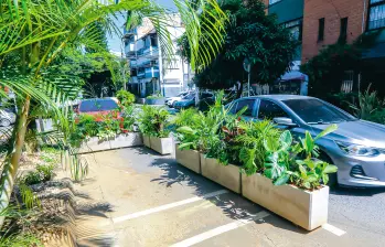 El parklet se extendió sobre la calle 11A y el próximo estará al frente del restaurante Hacienda. De ser exitosos, nuevos parklets se podrían asentar sobre otras vías en Medellín. FOTO ESNEYDER GUTIÉRREZ 