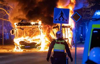 En medio de las protestas, un bus fue incinerado y hubo enfrentamientos con la Policía. FOTO: AGENCIA EFE.