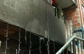 En el primer piso de esta casa ocurrió el incendio que dejó cinco personas lesionadas en Granizal. FOTO: Captura de video