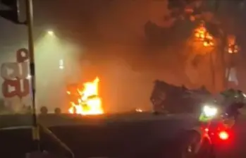 Un camión bomba explotó en la madrugada de este sábado frente al comando de Policía en Cúcuta. FOTO: Captura de video redes sociales