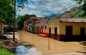 En Bolombolo se desbordó el río Cauca. Foto: Cortesía Alcaldía de Venecia. 