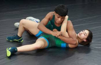 Emiliana Osorio y Kevin Gómez, dos promesas de la lucha libre de Antioquia que estarán en el Nacional de Medellín. Foto: Manuel Saldarriaga Quintero.