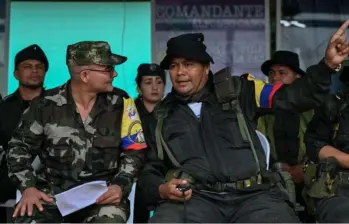 Aunque “Iván Mordisco” (izquierda) y “Calarcá” son enemigos, los frentes que regentan ejercen estrategias de control social a las comunidades muy similares. FOTO: ARCHIVO.