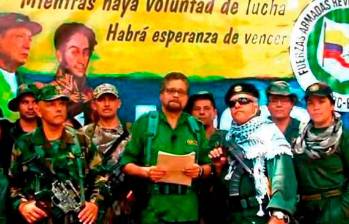 Luciano Marín Arango, alias “Iván Márquez” (centro), fundó la Segunda Marquetalia después de traicionar el proceso de paz con las Farc y huir a Venezuela. FOTO: ARCHIVO.