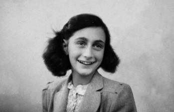 Ana Frank se refugió junto a su familia en la empresa de su padre en Ámsterdam, Países Bajos. Su diario, escrito durante el encierro, es un desgarrador relato de lo que fue la Segunda Guerra Mundial. FOTO: Annefrank.org