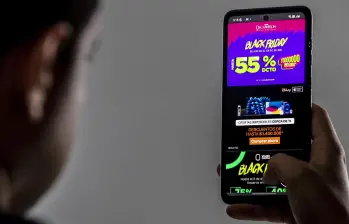 La mayoría de colombianos que comprará en Black Friday lo hará desde el celular, tras ver reseñas y comparar precios. FOTO Jaime Pérez Munévar