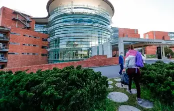 Hospitales como el San Vicente Fundación (en la foto) y Pablo Tobón Uribe han volcado parte de su oferta a pacientes extranjeros. FOTO MANUEL SALDARRIAGA