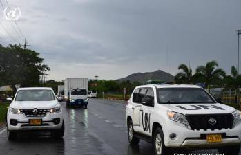 Un vehículo humanitario de la ONU en Gaza fue alcanzado por disparos israelíes. A pesar de los impactos, el blindaje del vehículo salvó a dos de los ocupantes del convoy. Foto: Cortesía Misión ONU Colombia