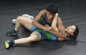 Emiliana Osorio y Kevin Gómez, dos promesas de la lucha libre de Antioquia que estarán en el Nacional de Medellín. Foto: Manuel Saldarriaga Quintero.