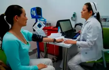 En Colombia el sistema de salud reconoce un pago más alto por la afiliación de mujeres entre los 19 y 44 años. FOTO COLPRENSA