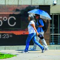 En Medellín y el valle de aburrá las temperaturas están 1,7 grados centígrados por encima de lo esperado durante el día y 2,4 durante la noche. En promedio la temperatura es de 26.5 grados Celsius. FOTO camilo Suárez 