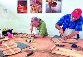 El Museo de Arqueología y Arte del municipio y su Escuela de Artes y Oficios (Maja) graduaron a la primera cohorte de maestros lutiers y busca fortalecer los emprendimientos culturales del Suroeste. FOTO cortesía
