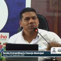 El alcalde de Amagá, Wilser Molina, le entregó una cartilla ‘Nacho Lee’ al concejal León Fabio Gaviria durante un debate por la terminal de transporte. Conozca los detalles de la polémica. Foto: Tomada de YouTube