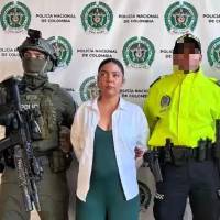 Ingrid Paola Ávila Hernández, alias La Patrona, fue capturada cuando se movilizaba por el aeropuerto José María Córdova, de Rionegro, Antioquia. FOTO: CORTESÍA MINISTERIO DE DEFENSA