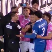 Un futbolista de All Boys le mostraba al árbitro Nicolás Lamolina buscando que cambiara su decisión sobre el penalti que les había pitado en contra. Foto: captura de pantalla