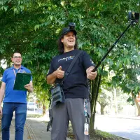 En la foto, de izquierda a derecha, aparecen Jorge Mario Valencia y Gustavo Blanco, los gestores del proyecto de Caminando Medellín. Foto: Cortesía TeleMedellín,