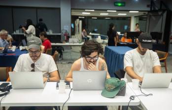 De izquierda a derecha: Juan Pablo Villa, Simón Vargas y Juan Pablo Isaza, tres de los cuatro integrantes de Morat trabajando en EL COLOMBIANO. FOTO Camilo Suárez