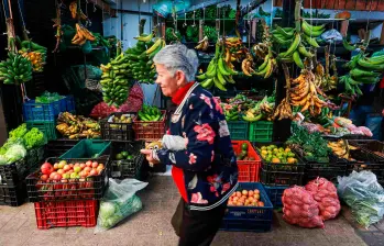 En Medellín, los gastos básicos están haciendo que el dinero rinda menos que hace un año. FOTO: MANUEL SALDARRIAGA