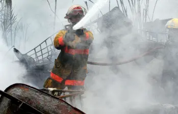 Imagen de referencia de un grupo de bomberos apagando un incendio. FOTO: EL COLOMBIANO