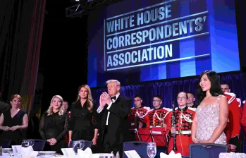 .Donald Trump habla con la prensa tras el incidente en la Cena de Corresponsales, luego de ser evacuado por el Servicio Secreto en medio de un tiroteo en Washington. FOTO: AFP.