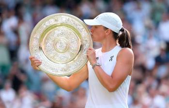 La polaca Iga Swiatek barrió a la estadounidense Amanda Anisimova y se coronó campeona en Wimbledon. FOTO: GETTY