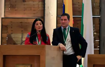 Adelante, el empresario Cristian Halaby acompañados del diputado Luis Pelaez y la comunicadora Paula Jaramillo con miembros de la Asamblea de Antioquia. FOTO: Camilo Suárez