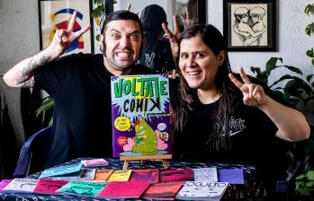 Carlos Andrés Martínez Hoyos y Ángela Pérez son los editores de Voltaje, una revista que reivindica el trabajo de los historietistas colombianos.. FOTO jaime pérez.