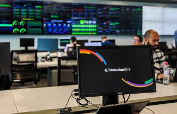 Bancolombia indicó que mantiene medidas de contingencia que permiten transferencias a cuentas inscritas y no inscritas de Bancolombia en la aplicación Mi Bancolombia, retiros en cajeros electrónicos y corresponsales bancarios, pagos con tarjetas débito, físicas o virtuales, y pagos con tarjetas de crédito. FOTO: Camilo Suárez