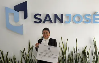 Sandra Ramírez, congresista, exhibiendo su título obtenido de especialista en desarrollo humano. Foto: redes