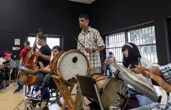 La Red de Escuelas de Música de Medellín creó una orquesta integrada en su totalidad por estudiantes neurodiversos. FOTO Camilo Suárez.