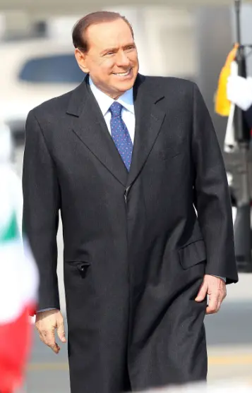 El estilo de Gustavo Petro, con su chaqueta llamativa, ha sido comparado con Silvio Berlusconi, famoso por sus trajes de doble botonadura, camisas de cuello rígido y su cuidado extremo de la imagen. Foto: Getty images.
