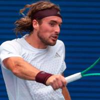Stefanos Tsitsipas, uno de los últimos exponentes del revés a una mano, quedó eliminado del US Open y puso fin a una histórica racha. FOTO GETTY