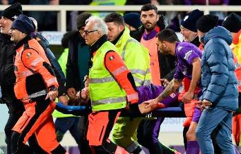 El futbolista Edoardo Bove salió en camilla del estadio de la Fiorentina de Italia. FOTO: TOMADA DE REDES SOCIALES