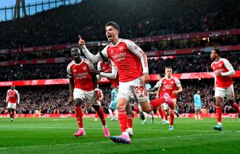 Kai Havertz y Bukayo Saka eufóricos en la celebración del gol de la victoria ante Burnley. FOTO:GETTY