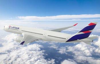 LATAM Airlines Colombia abrió una convocatoria para contratar tripulantes de cabina con licencia vigente para Airbus A320. Las vacantes tendrán como base Medellín y el área metropolitana de Rionegro. FOTO: @LATAMAirlines vía X