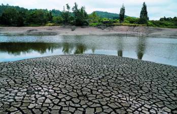 En el embalse Mancilla, hoy se puede caminar sobre lo que hace apenas unos meses era un espejo de agua. FOTO getty