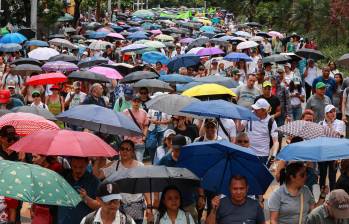 Unas 400 maestras y maestros llenaron salieron a las calles de Medellín en una marcha pacífica en apoyo al paro nacional convocado por la Federación Colombiana de Trabajadores de la Educación (Fecode). Foto: Manuel Saldarriaga Quintero.