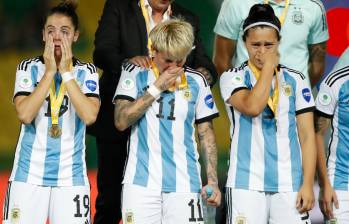 Entre lágrimas de emoción, las jugadoras argentinas recibieron la medalla del tercer puesto de la Copa América Femenina. FOTO: TOMADA DEL TWITTER DE @CopaAmerica