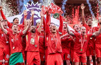 El equipo del colombiano Luis Díaz, celebró el título y recibió la corona que lo exalta como el campeón de la Premier League. FOTO TOMADA X @premierleague