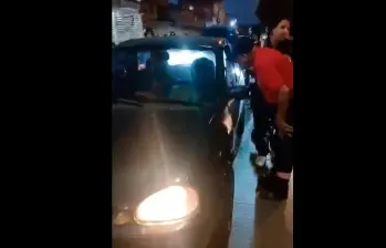 El dragoneante Jimmy Florez Salazar fue atacado a disparos cuando conducía su carro por una vía de Cali. IMAGEN TOMADA DE VIDEO.