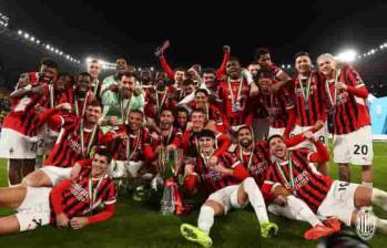 Festejos de los jugadores campeones tras la obtención de la Supercopa frente al Inter. FOTO: Tomada de X @acmilan