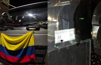 El camión que transportaba ayudas humanitarias hacia el Chocó recibió cuatro impactos de arma de fuego en zona rural de Ciudad Bolívar, Antioquia. La mercancía no resultó afectada y no hubo personas heridas. FOTOS: Redes sociales. 