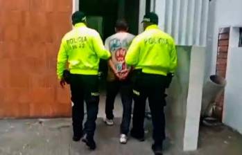 Momentos en que es capturado el hombre que presuntamente abusó de su expareja durante 9 años. FOTO: IMAGEN TOMADA DE VIDEO POLICÍA