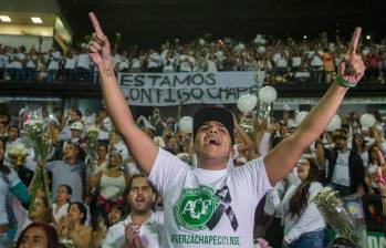 Imágenes del homenaje que se les hizo hace 10 años a las víctimas del siniestro aéreo en el estadio Atanasio Girardot. FOTO JULIO CÉSAR HERRERA