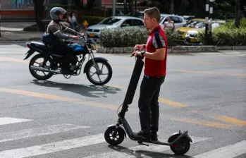 La identificación obligatoria para estos vehículos de micromovilidad eléctrico comenzará a exigirse a partir del 1 de enero de 2027. FOTO MANUEL SALDARRIAGA