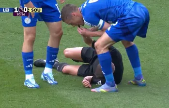 Jamie Vardy protagonizó una curiosa escena con el árbitro David Webb en un partido de la Premier League. FOTO: Captura de video 