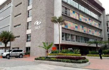 Caracol Televisión informó que activó protocolos internos tras denuncias de acoso sexual y anunció investigaciones bajo reserva y debido proceso. FOTO: Noticias Caracol. 